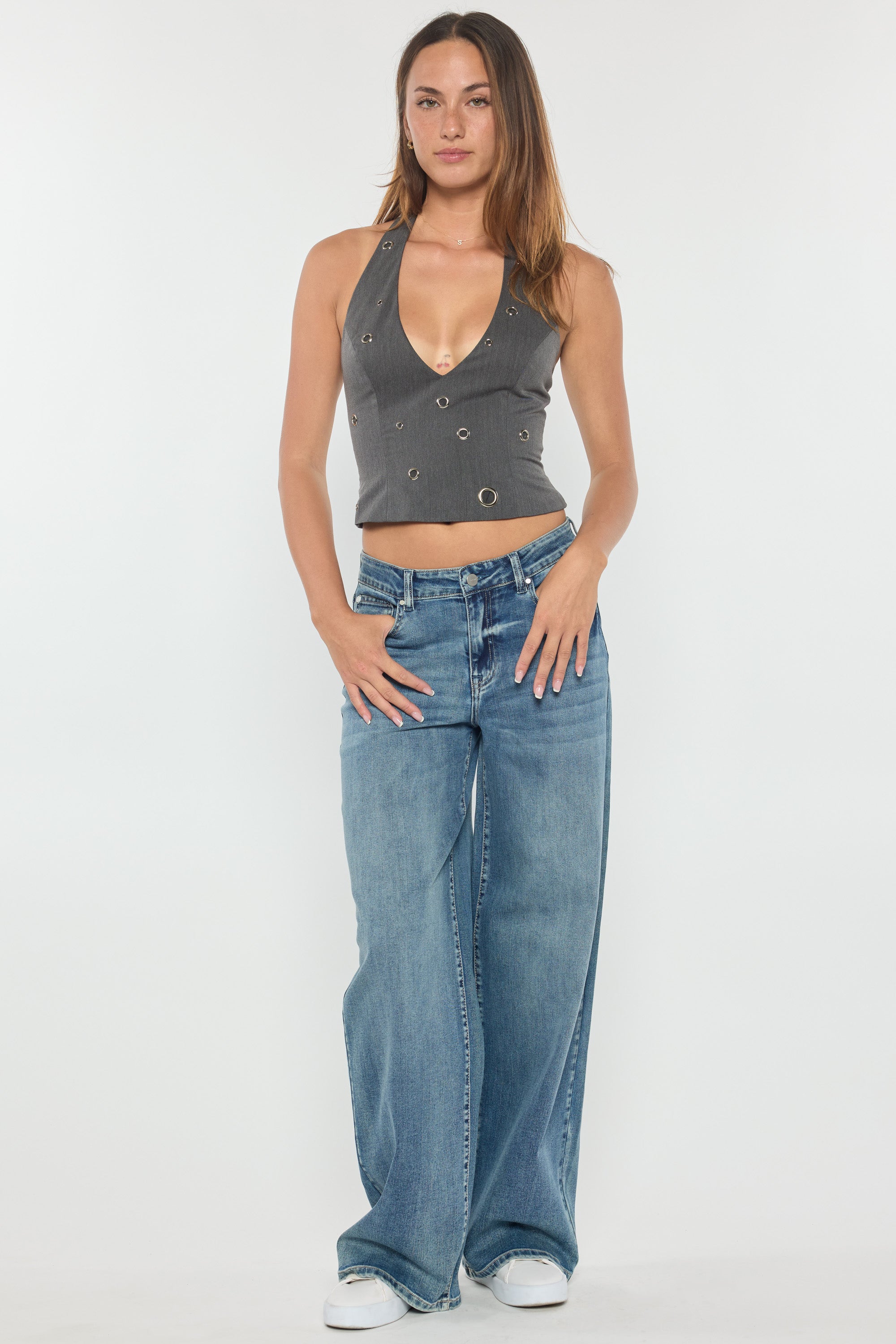 Women's wide-leg jeans in light blue denim, perfect for casual wear