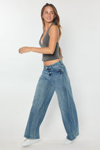 Women's wide-leg jeans in light blue denim, perfect for casual outfits