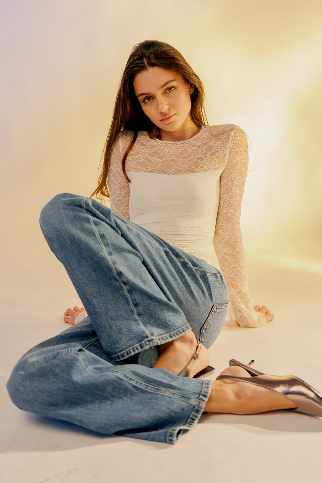 Women's wide-leg jeans in light blue, perfect for casual outings