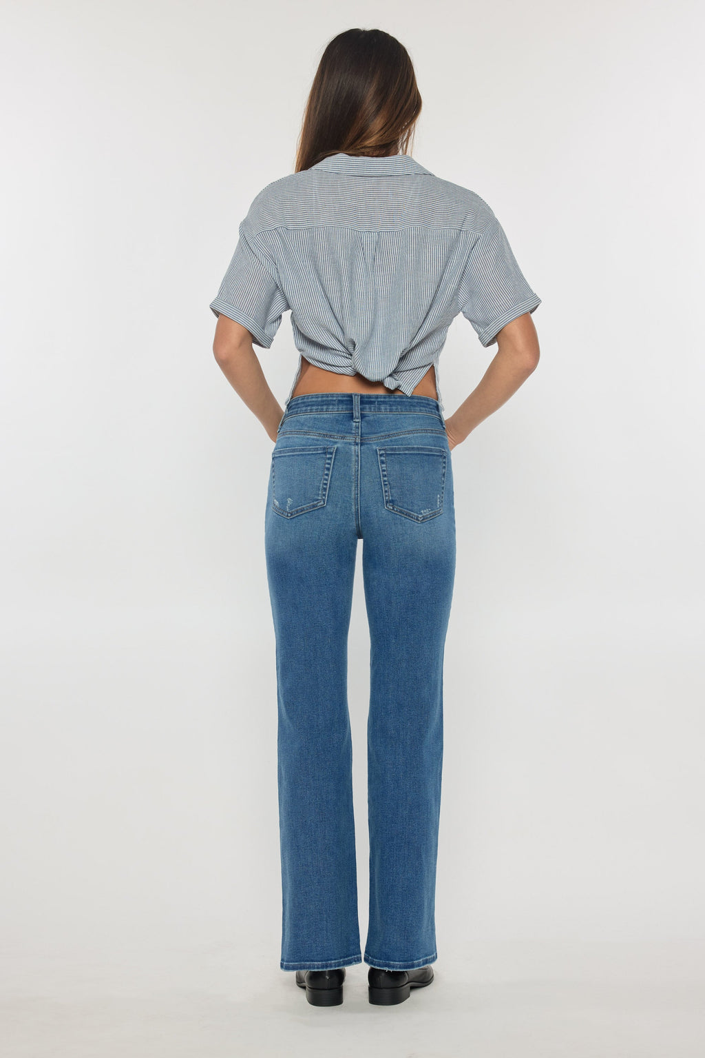 Women's wide-leg jeans in blue, perfect for casual outings