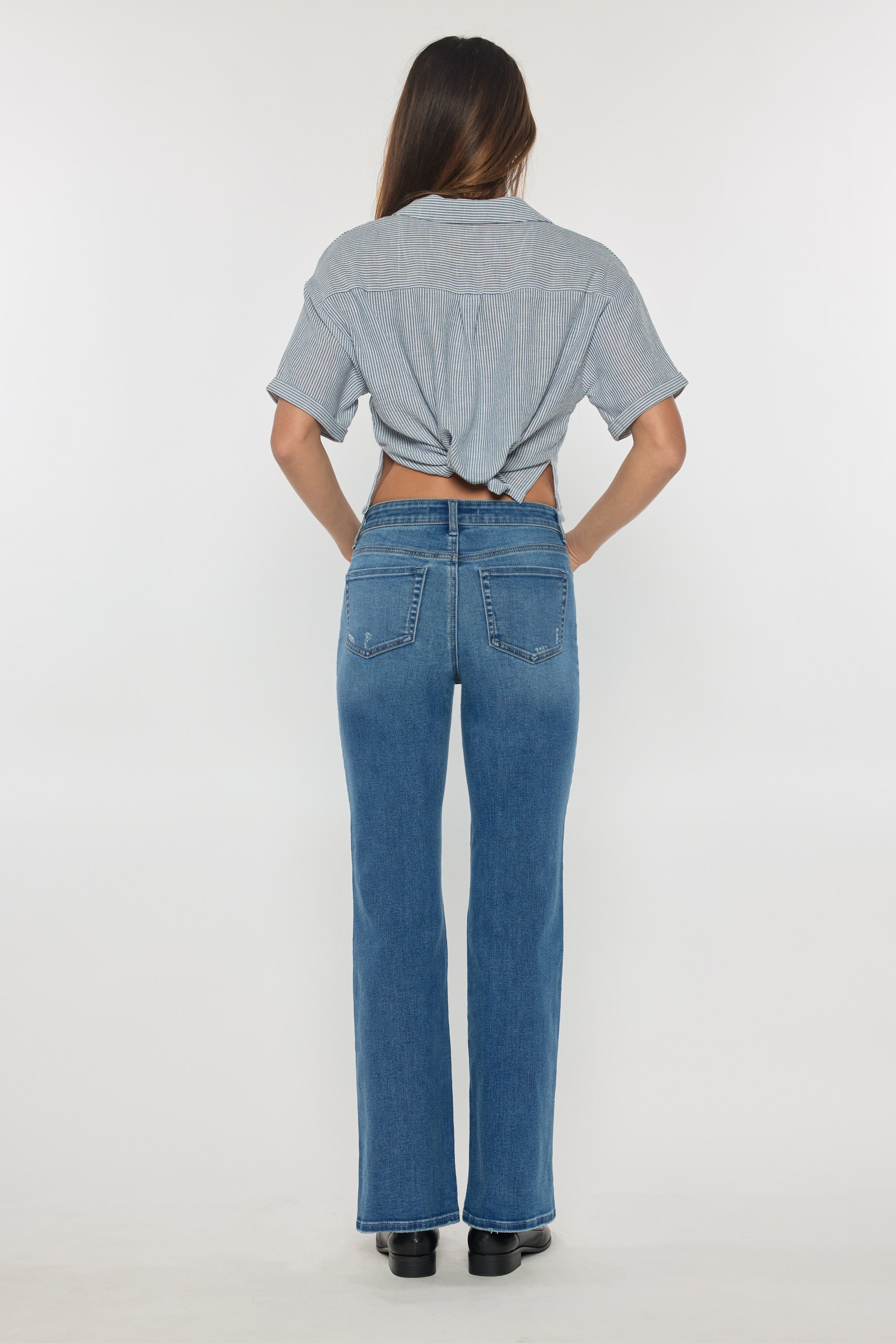 Women's wide-leg jeans in blue, perfect for casual outings