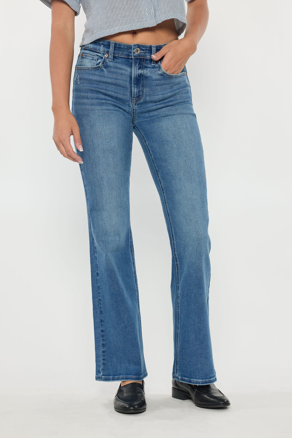 Women's wide-leg jeans in light blue denim, perfect for casual outings