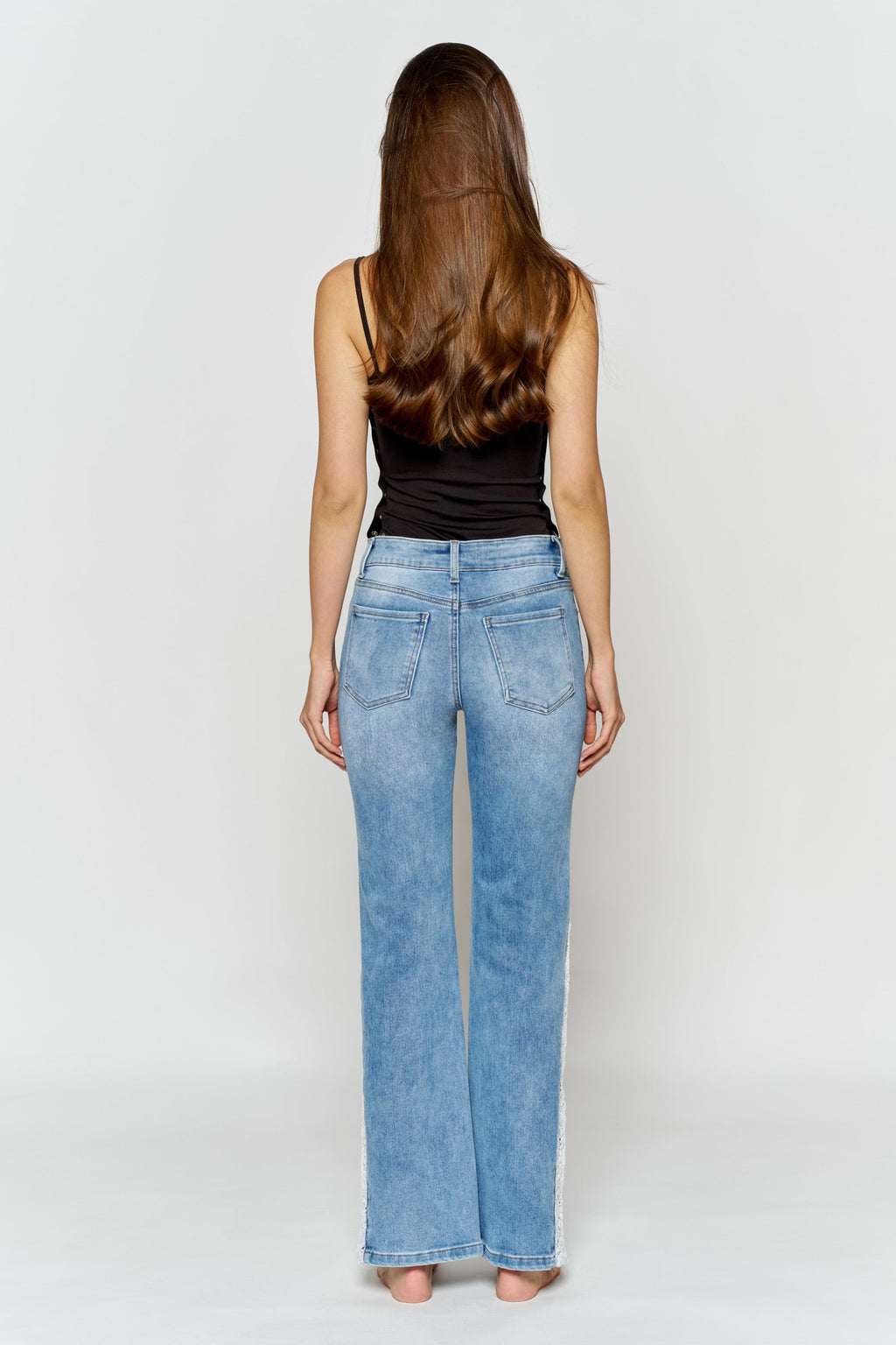 Women's wide-leg jeans in light blue, perfect for casual outings