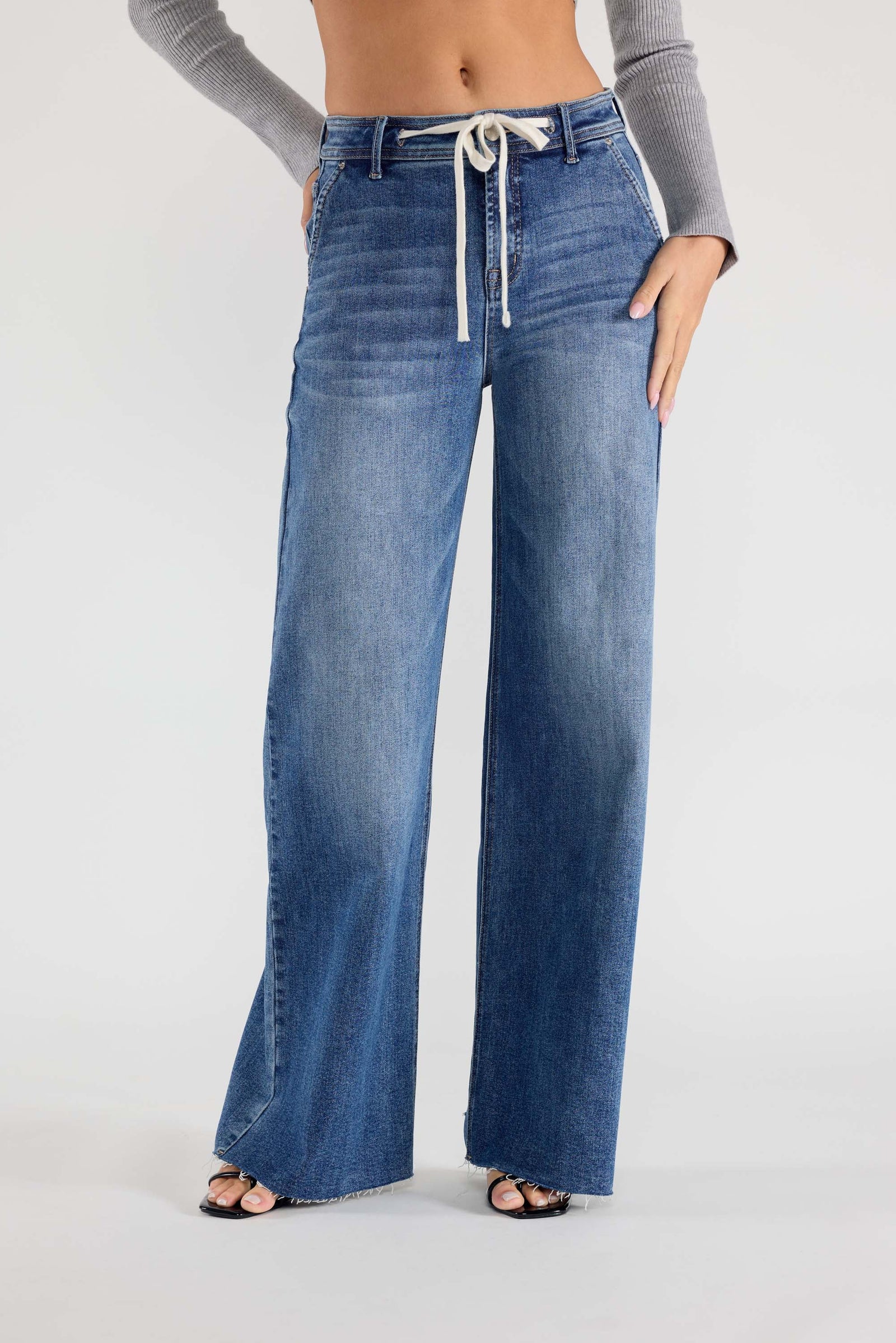 Women's wide-leg jeans in light blue, casual style for everyday wear