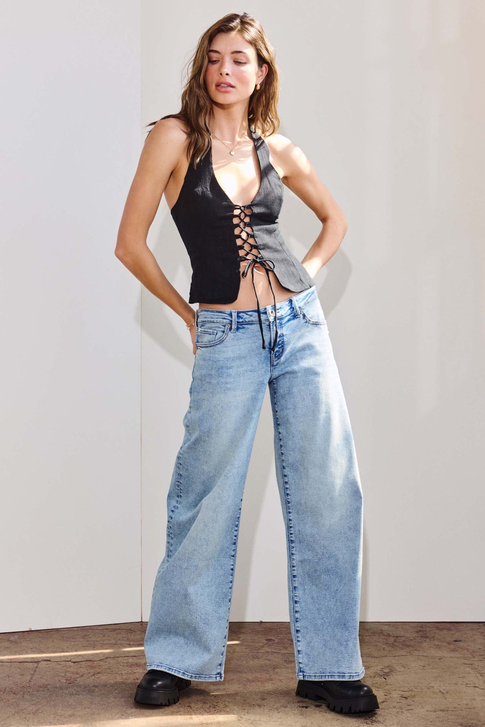 Women's light blue wide-leg jeans, perfect for casual outings