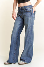 Women's wide-leg jeans in blue denim, perfect for casual outings