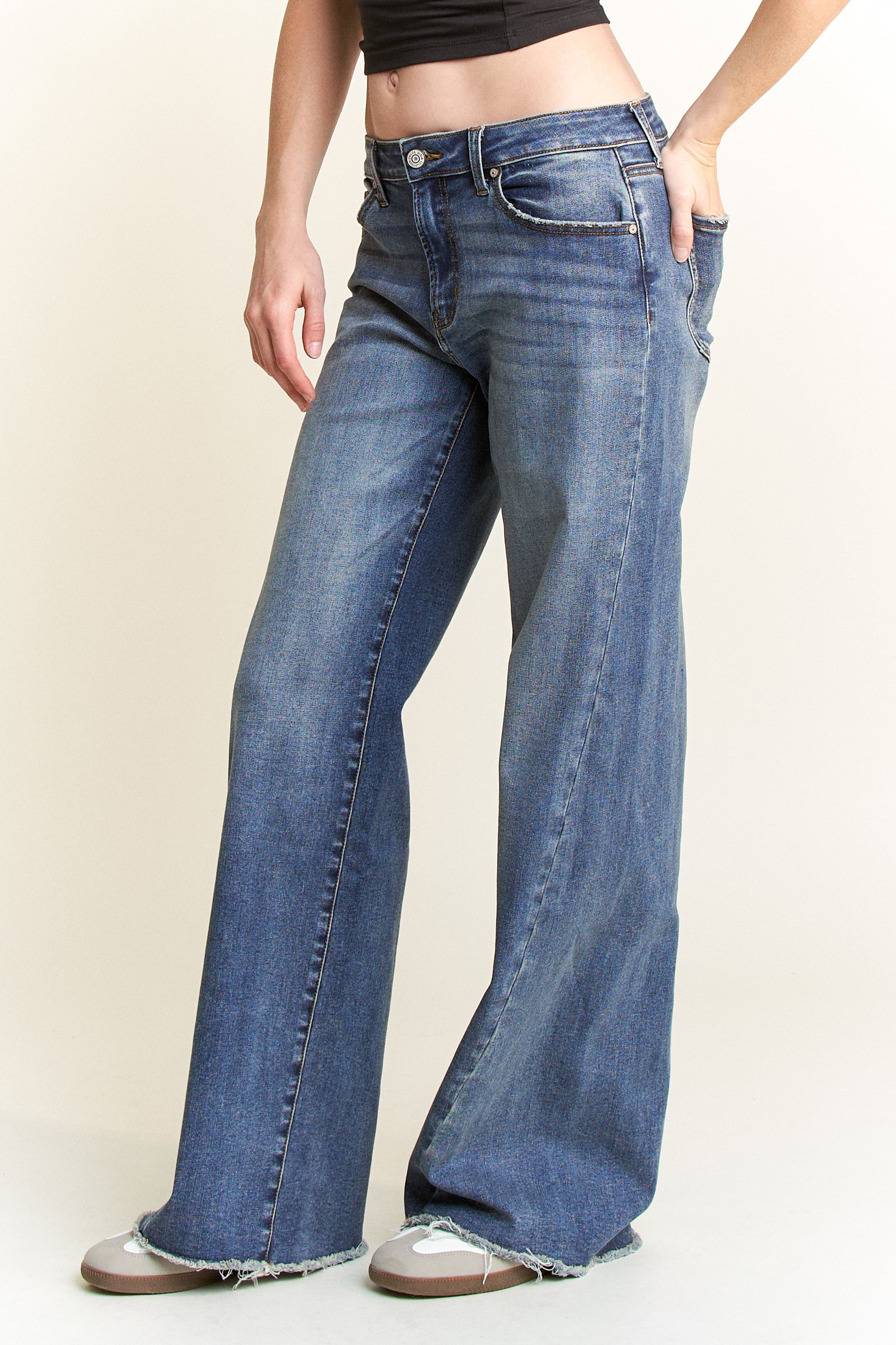 Women's wide-leg jeans in blue denim, perfect for casual outings