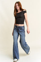 Women's wide-leg jeans in blue denim, casual street style