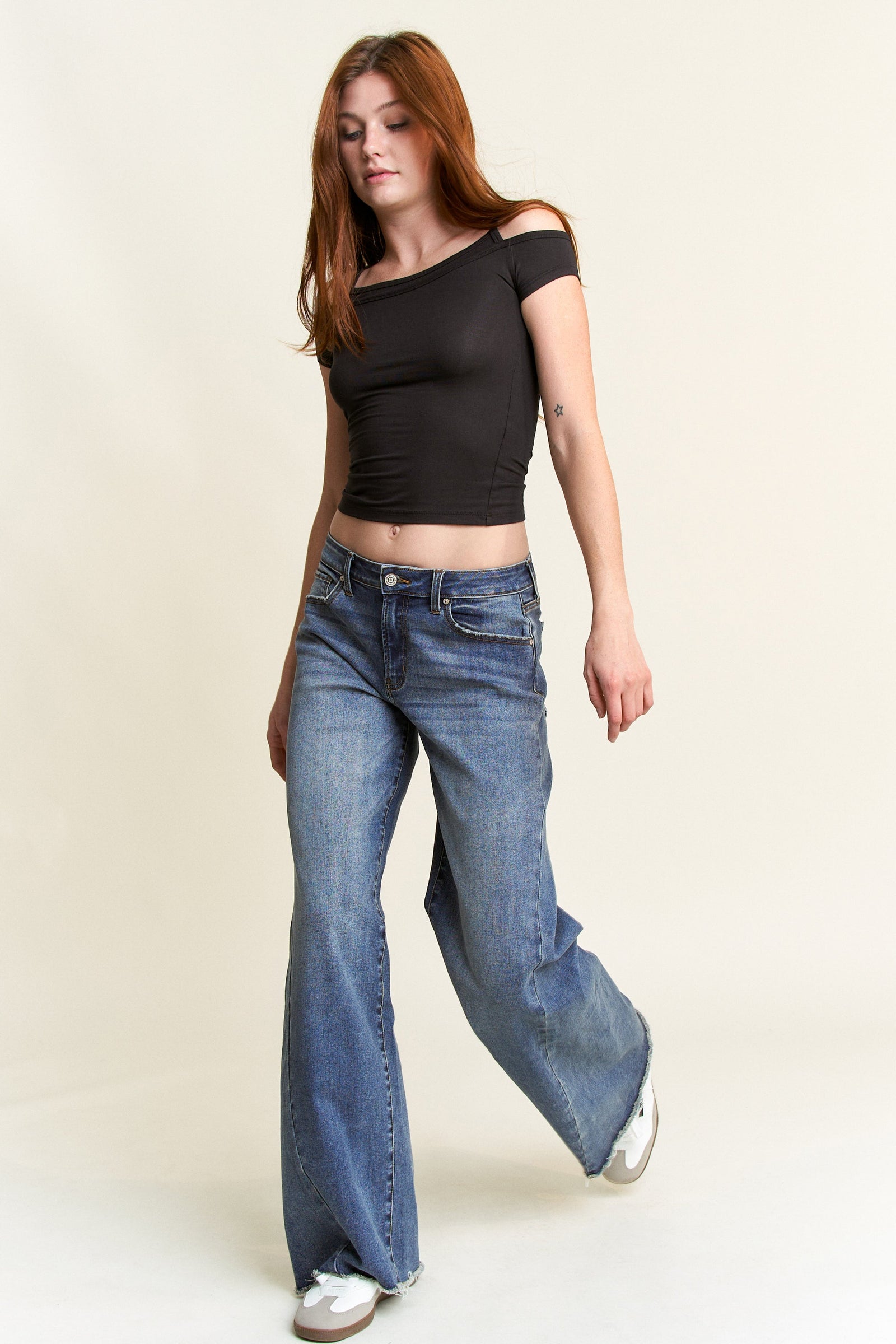 Women's wide-leg jeans in blue denim, casual street style
