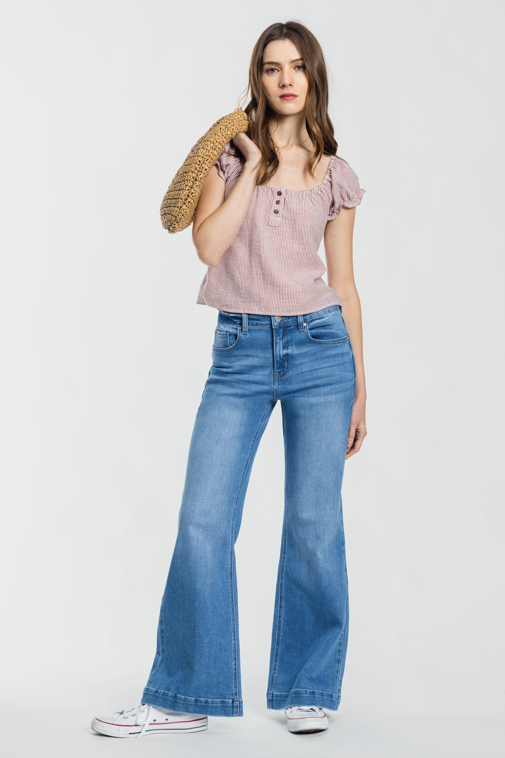 Women's wide-leg jeans in light blue denim for casual outings