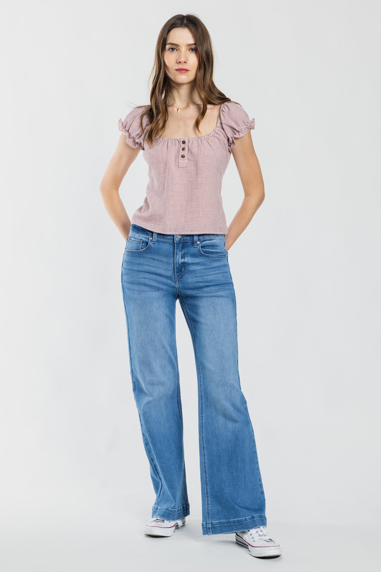 Women's wide-leg jeans in light blue, casual everyday wear