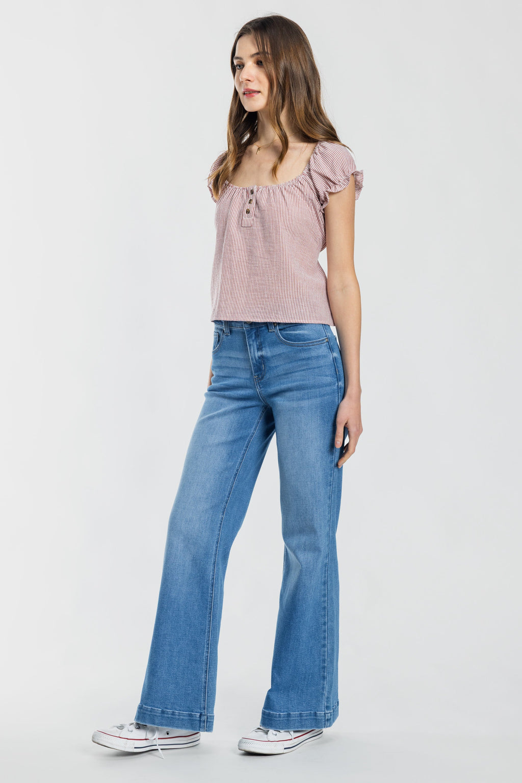 Women's light blue wide-leg jeans for casual outings