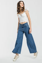 Women's wide-leg jeans in blue denim for casual wear