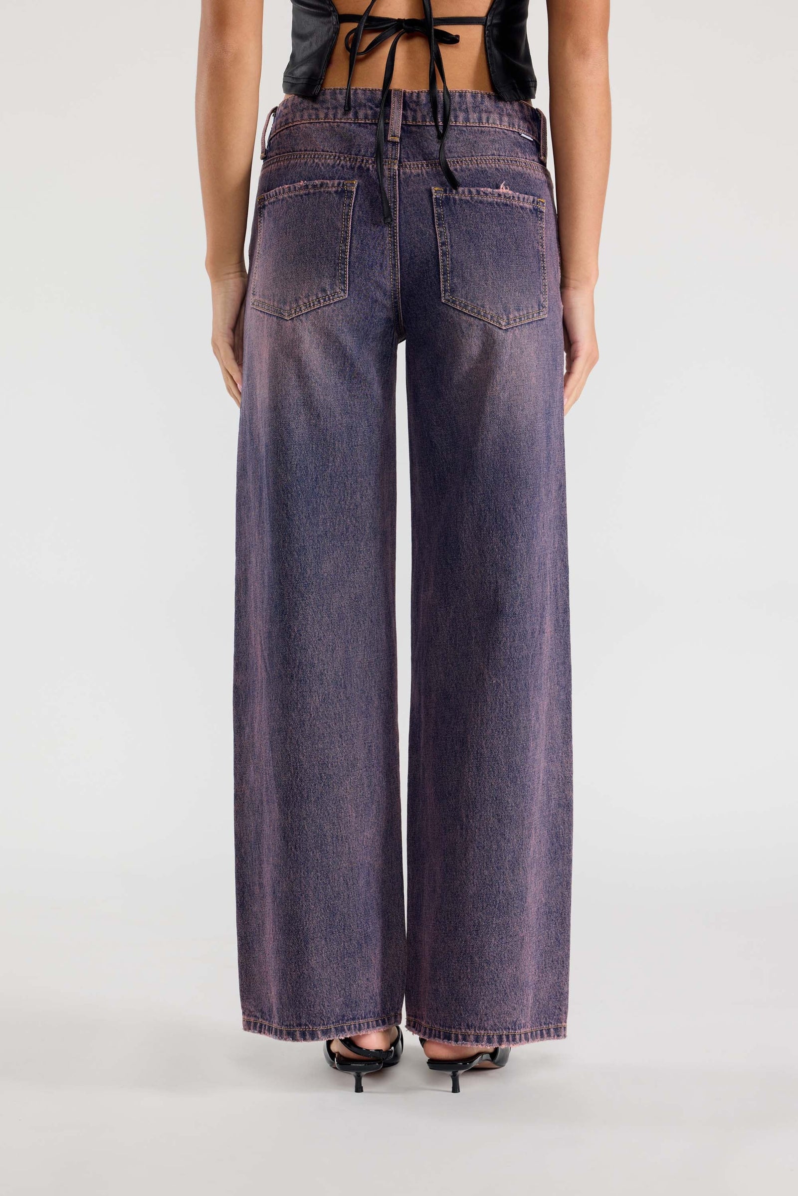 Women's wide-leg jeans in dark wash for casual outings