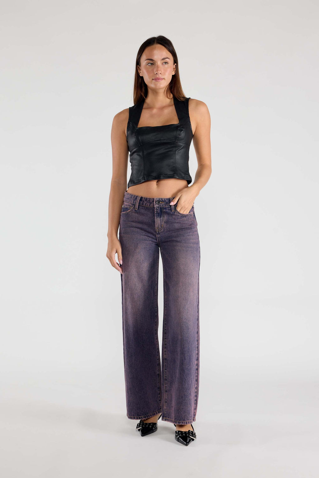 Women’s wide-leg jeans in faded denim, perfect for casual wear
