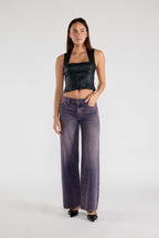 Women’s wide-leg jeans in faded denim, perfect for casual wear