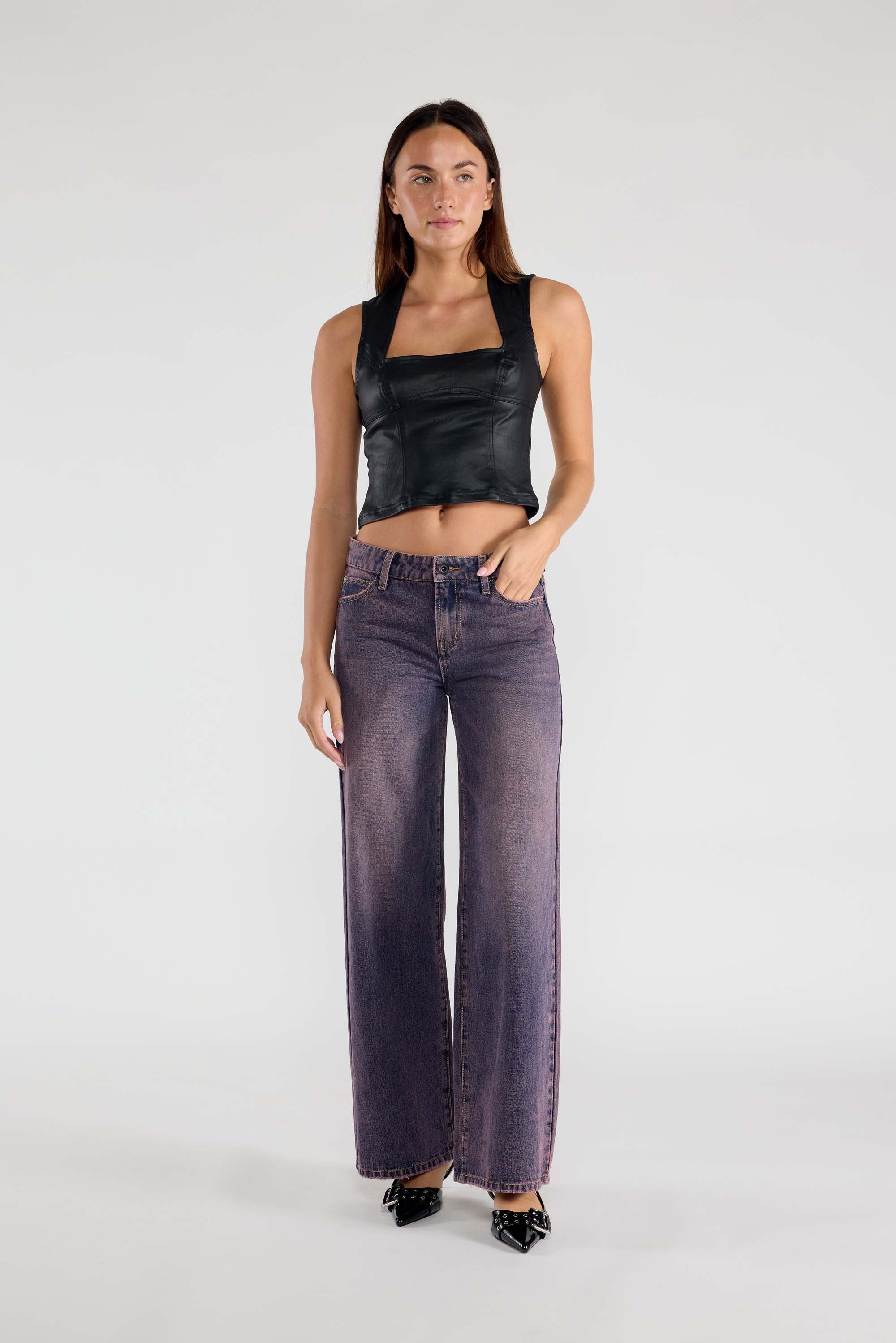 Women’s wide-leg jeans in faded denim, perfect for casual wear
