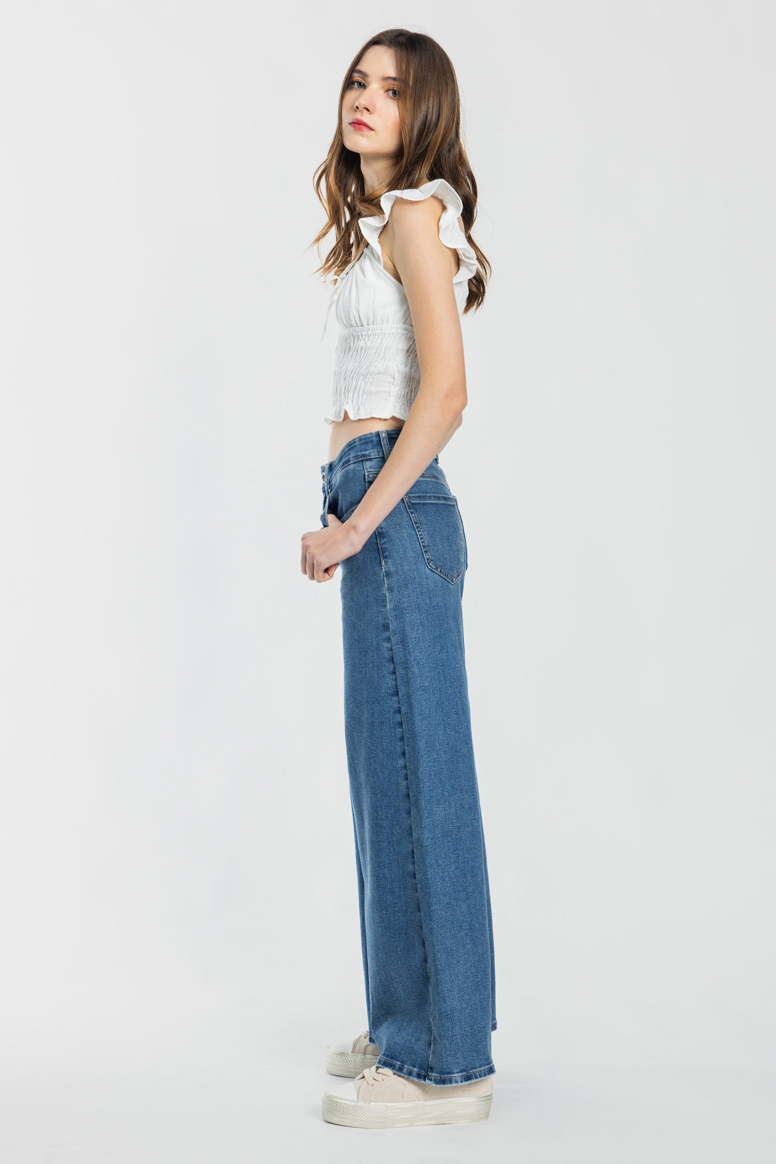 Women's wide-leg jeans in blue denim, casual everyday wear