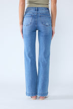 Women's blue wide-leg jeans, versatile for casual outings