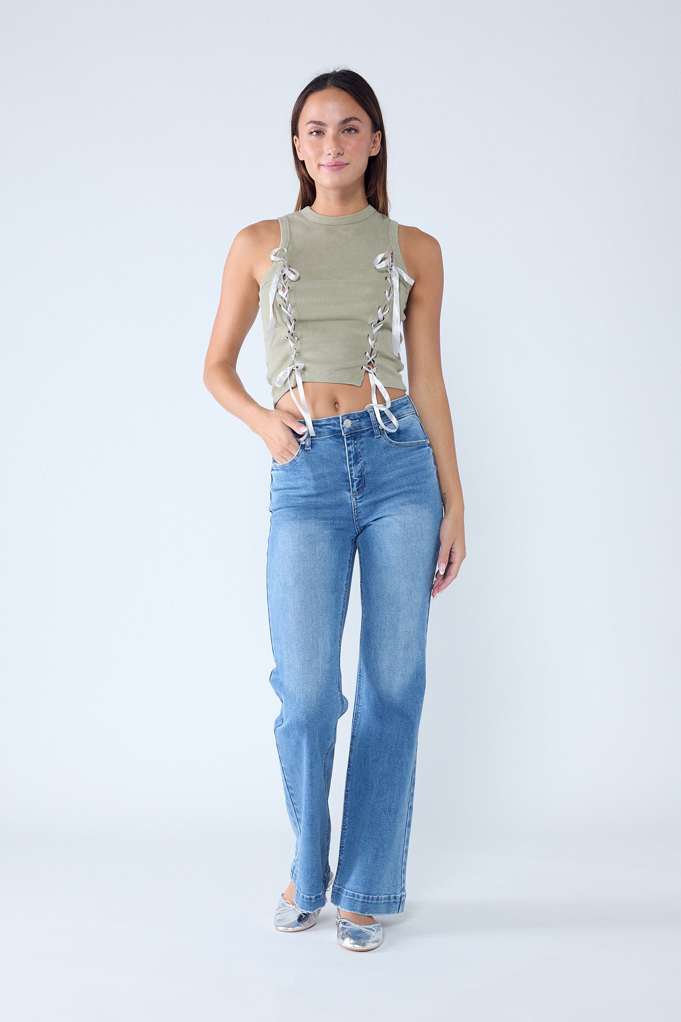 Women's blue wide-leg jeans, perfect for casual outings