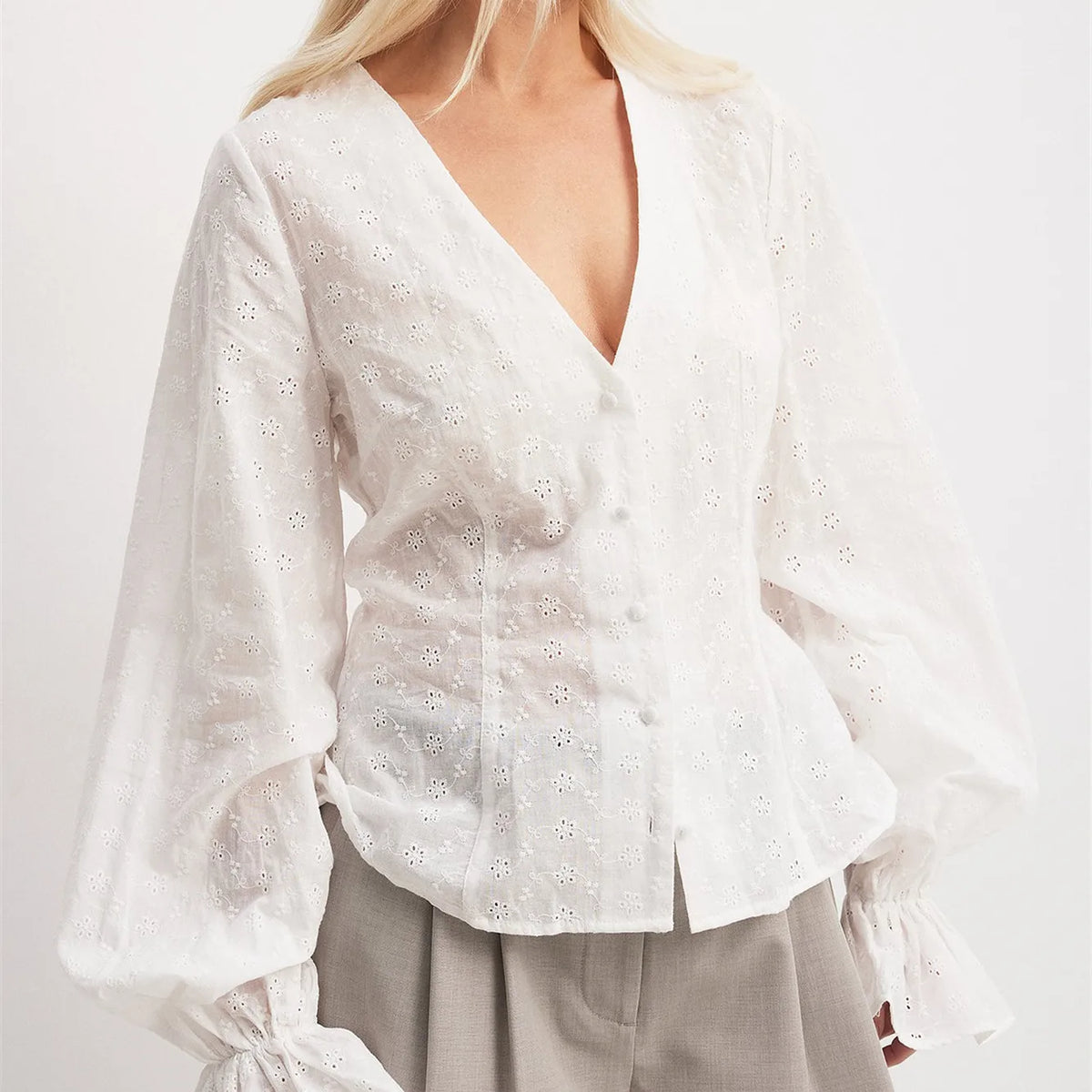 Women's blouse in white cotton, perfect for casual outings