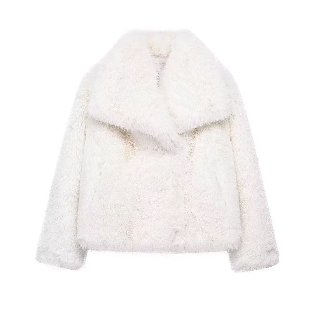 Women's faux fur coat in white with a stylish oversized collar for warmth and elegance