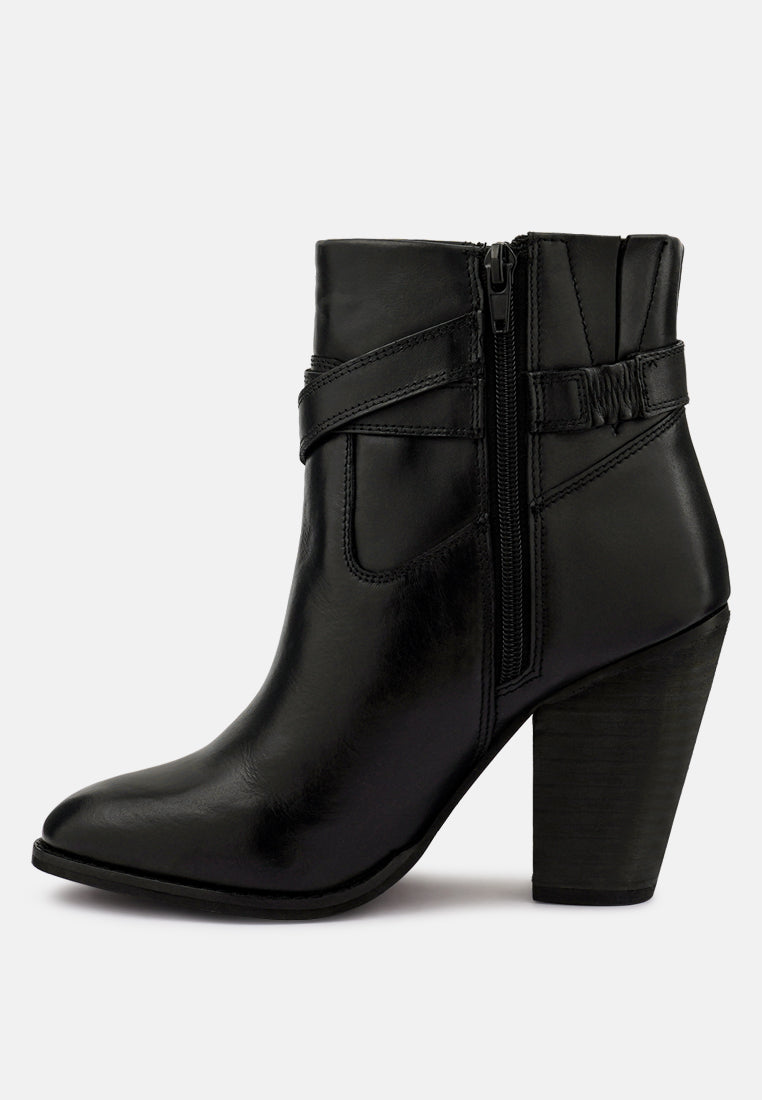 Stylish women's leather ankle boots in black with a trendy zip and heel design