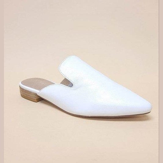 Women's white flats in synthetic material, perfect for casual outings