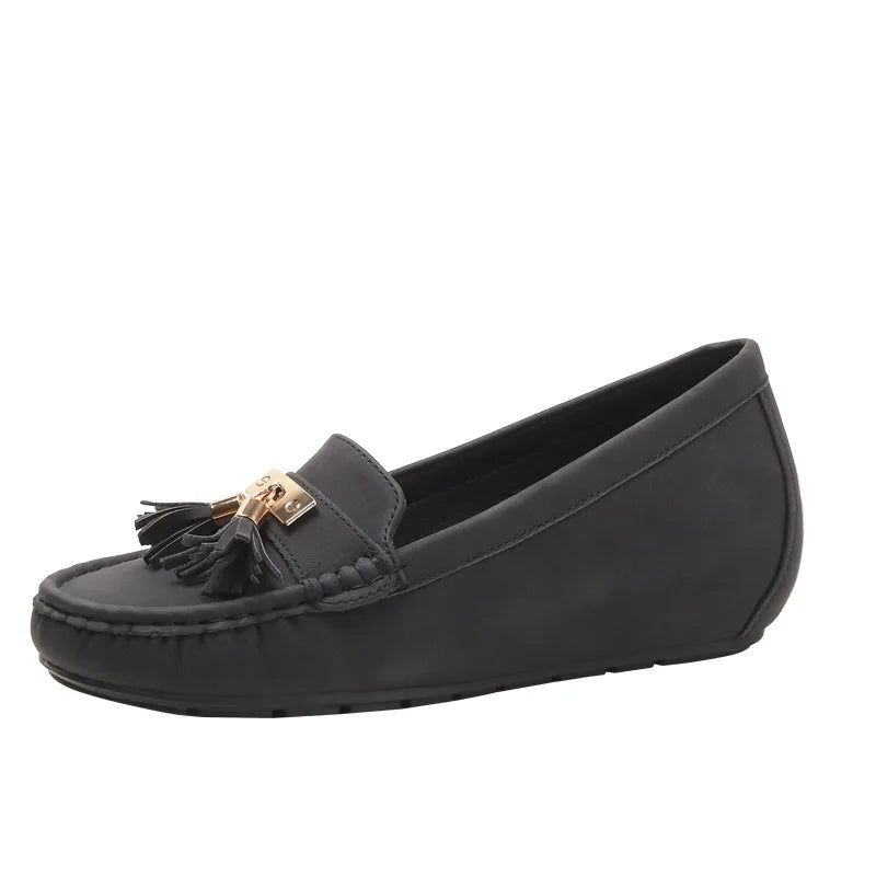 Women's black loafers with tassel detail, vacation worthy footwear