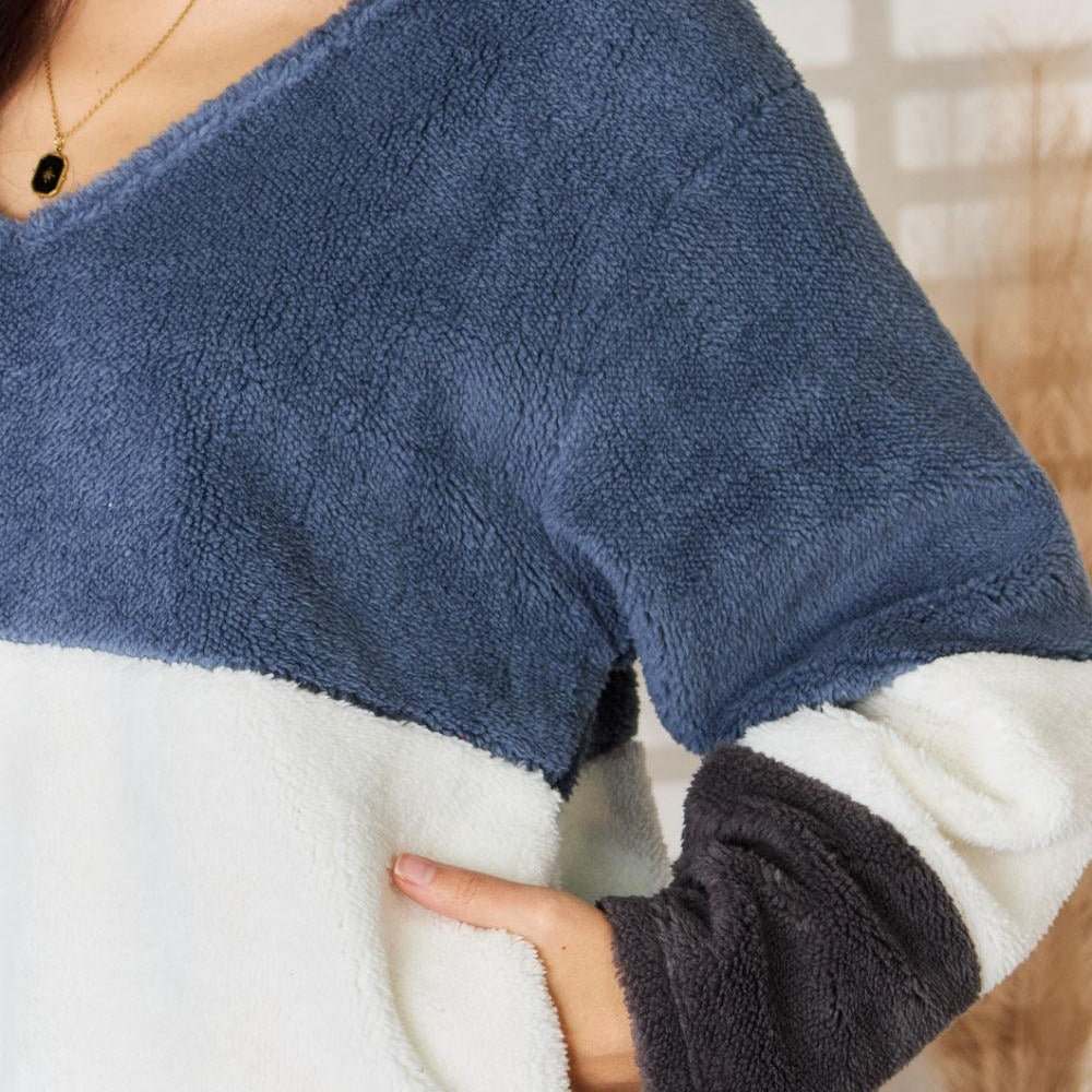 Women's Sweaters Culture Code Faux Fur Color Block V-Neck Sweater