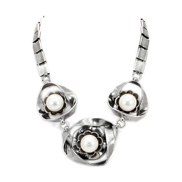 Antique silver metal necklace for women with elegant pearl flower designs