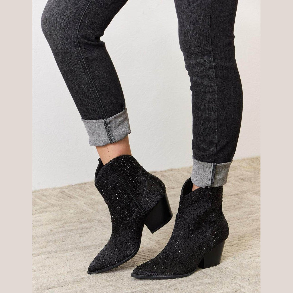 black cowboy boots with sparkly details for trendy women