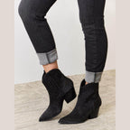 black cowboy boots with sparkly details for trendy women