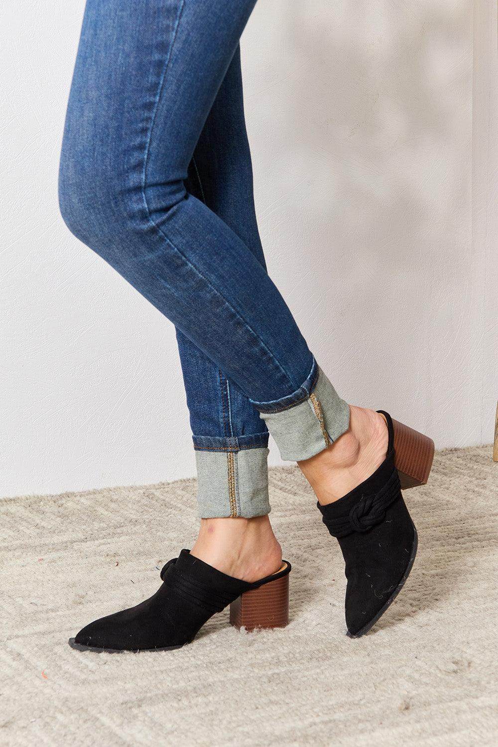 Trendsi women's black pointed toe mules with a stylish block heel