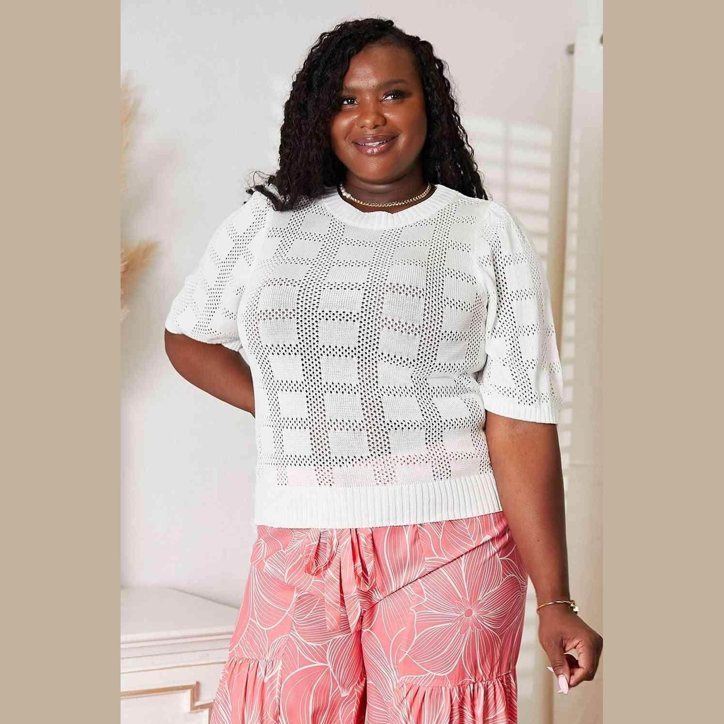Trendsi Women's White Round Neck Knit Top with Short Sleeves and Pattern Design