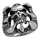 Men's stainless steel claw ring featuring a detailed skull design with striking embellishments